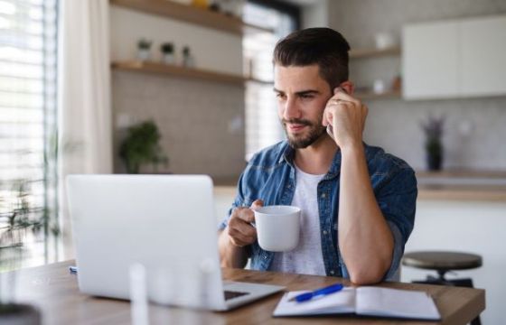 Young man with computer sitting at the table. Bild: © Halfpoint Images / Getty Images