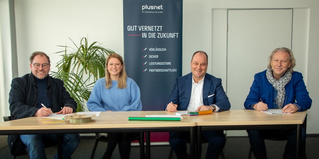 Gruppenfoto bei der Unterzeichnung der Kooperationsvereinbarung Glasfaserausbau Werra-Meißner-Kreis