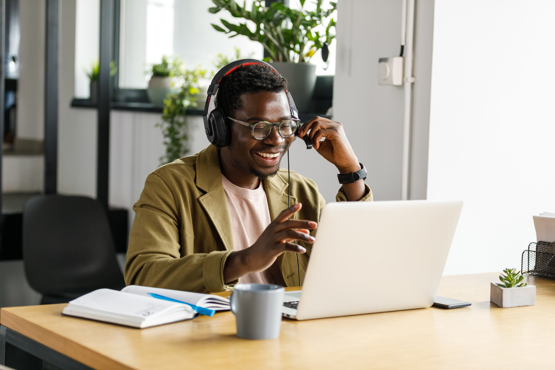 Mitarbeiter von plusnet berät potentielle Kunden telefonisch über Sip Trunk und Microsoft Teams Kompatibilität