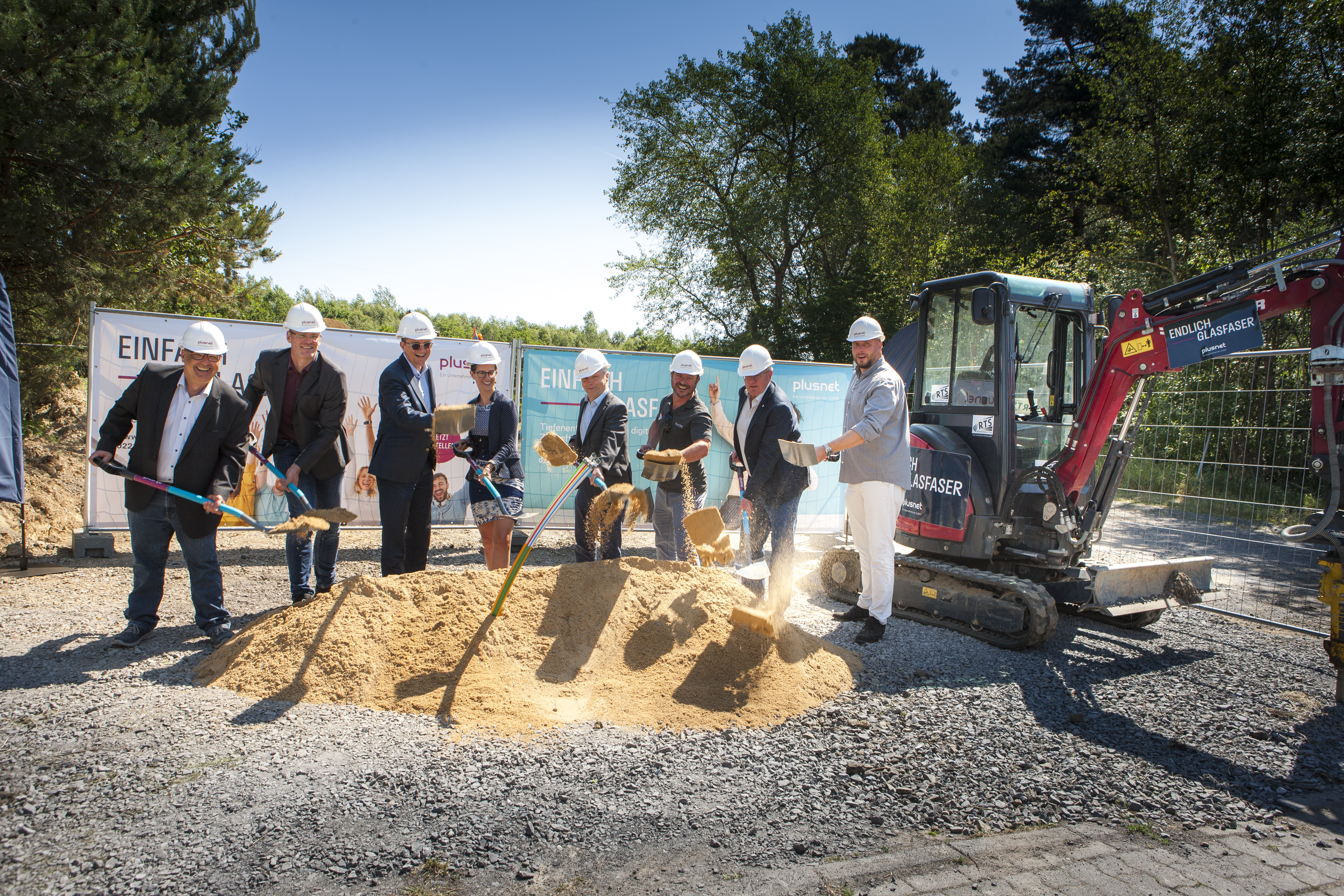 Gruppenfoto vom Spatenstich Glasfaserausbau Bad Honnef Rottbitze