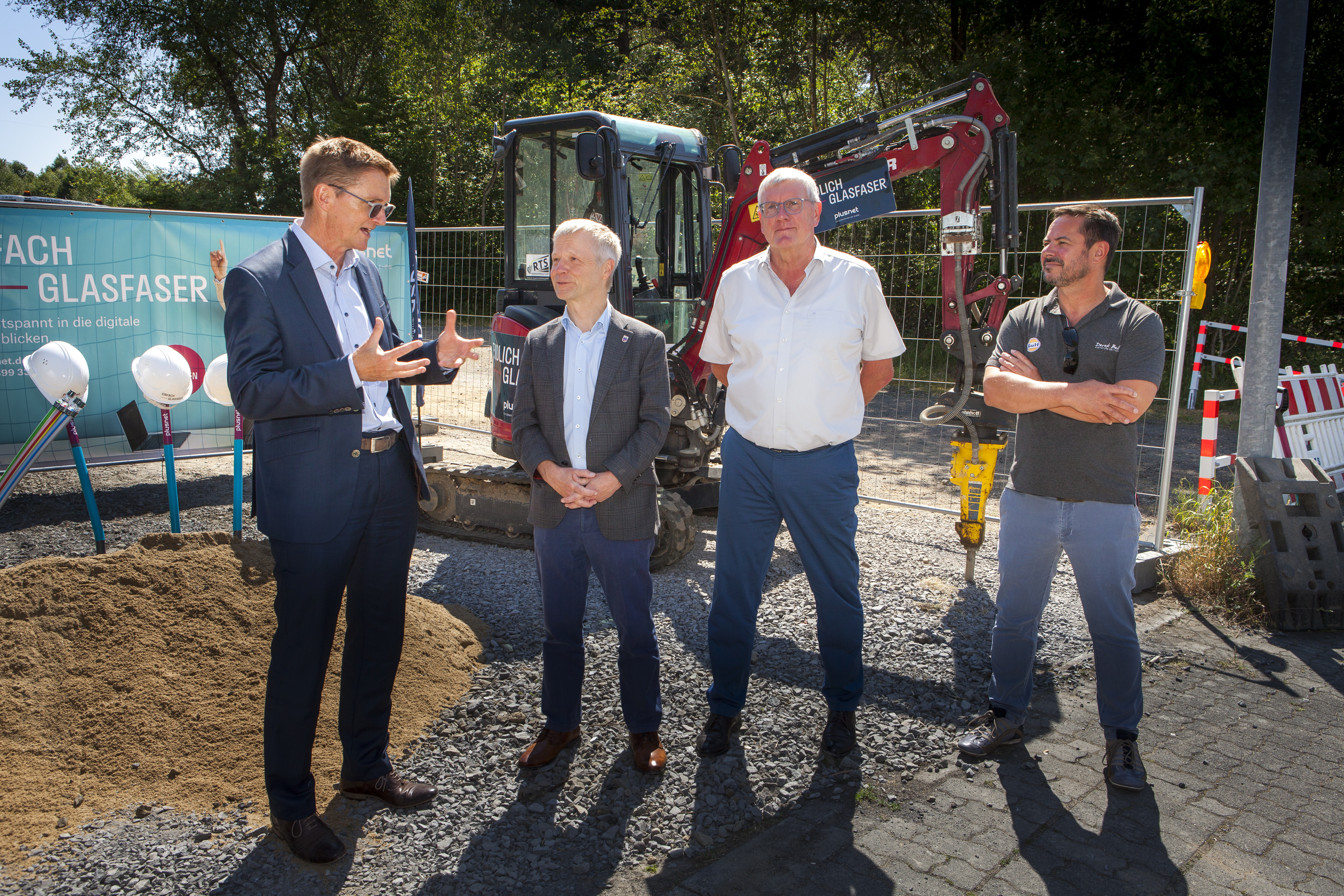 V.l.n.r. Plusnet CEO Ulrich Hoffmann im Gespräch mit Bad Honnefs Bürgermeister Otto Neuhoff, Sebastian Schuster, Landrat des Rhein-Sieg-Kreises und Jochen Mesenberg, Managing Director vom zuständigen Plusnet Vertriebspartner GS-CON.