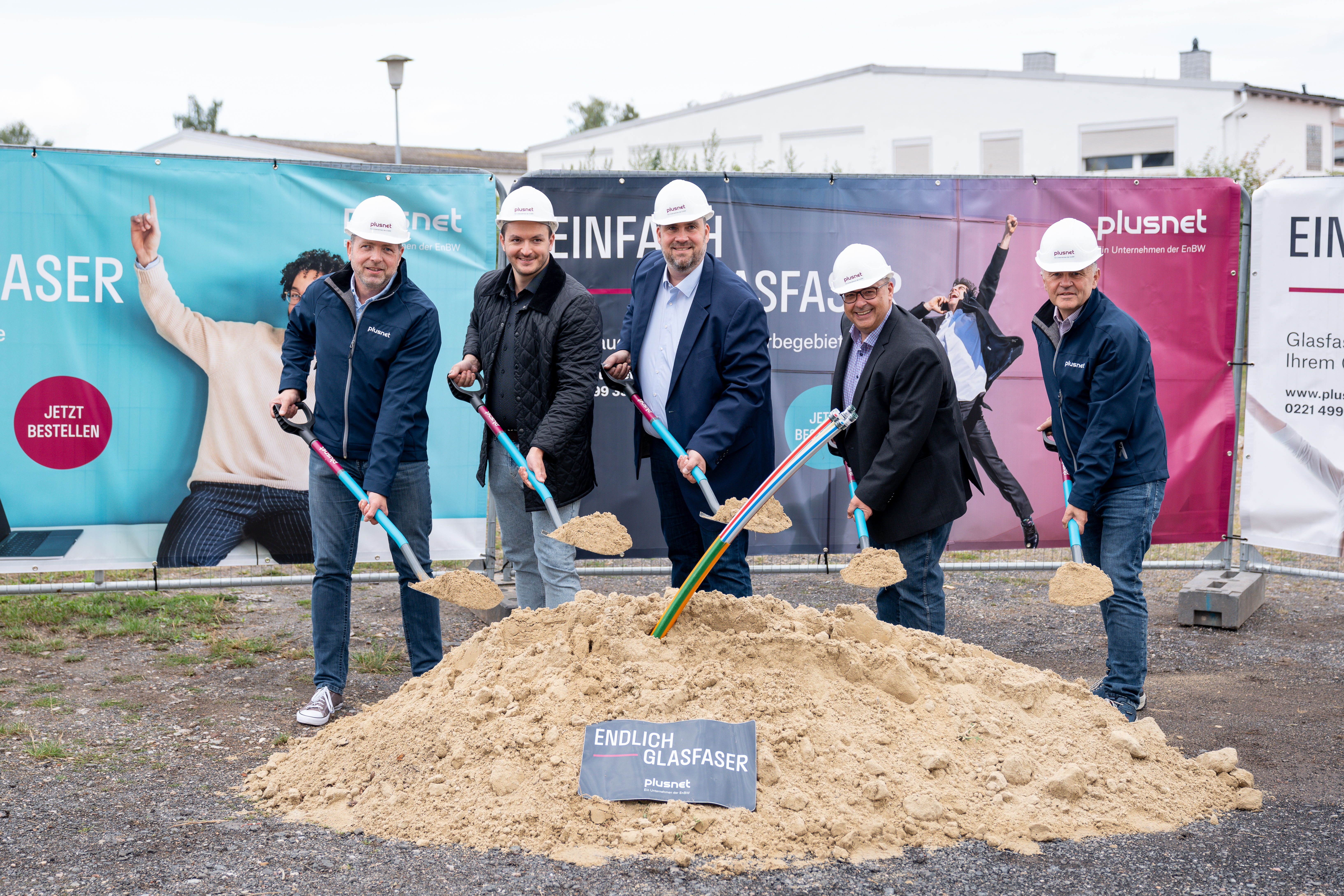 Gruppenfoto vom Spatenstich Glasfaserausbau Eschwege Thüringer Straße