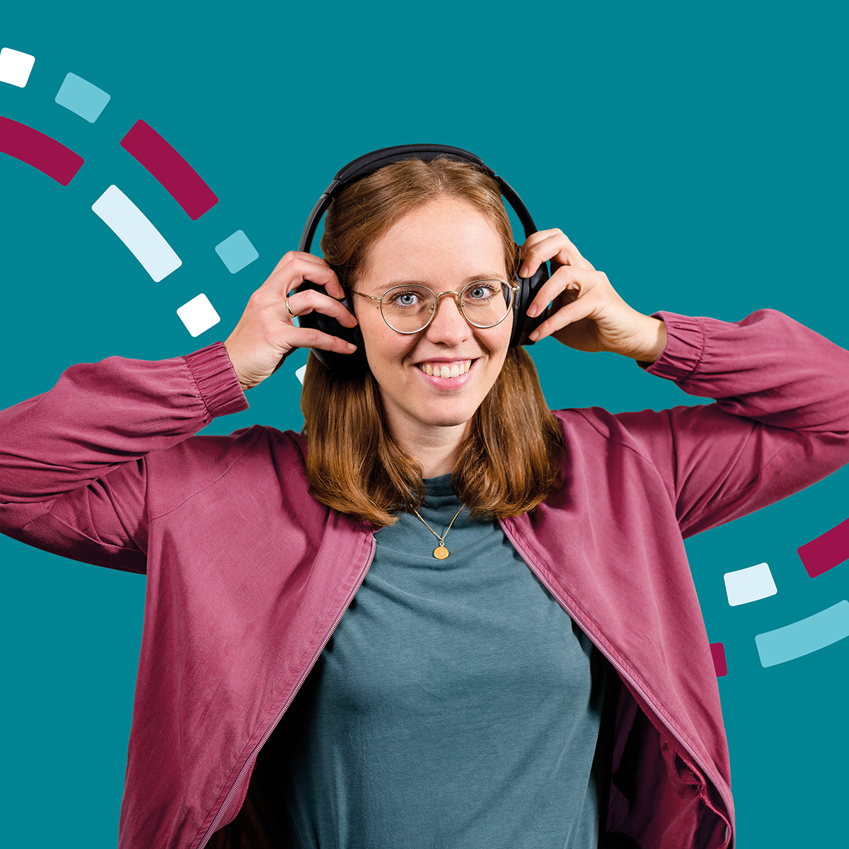 Plusnet-Kollegin mit Headset auf dem Kopf