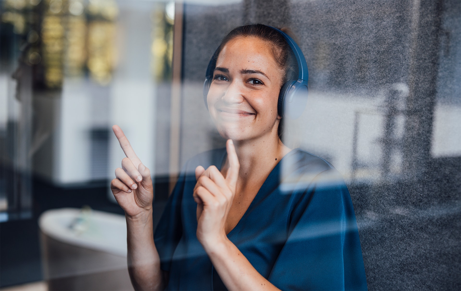 Keyvisual zu Ratgeber Cloud-Telefonanlage - lächelnde Frau mit Headset