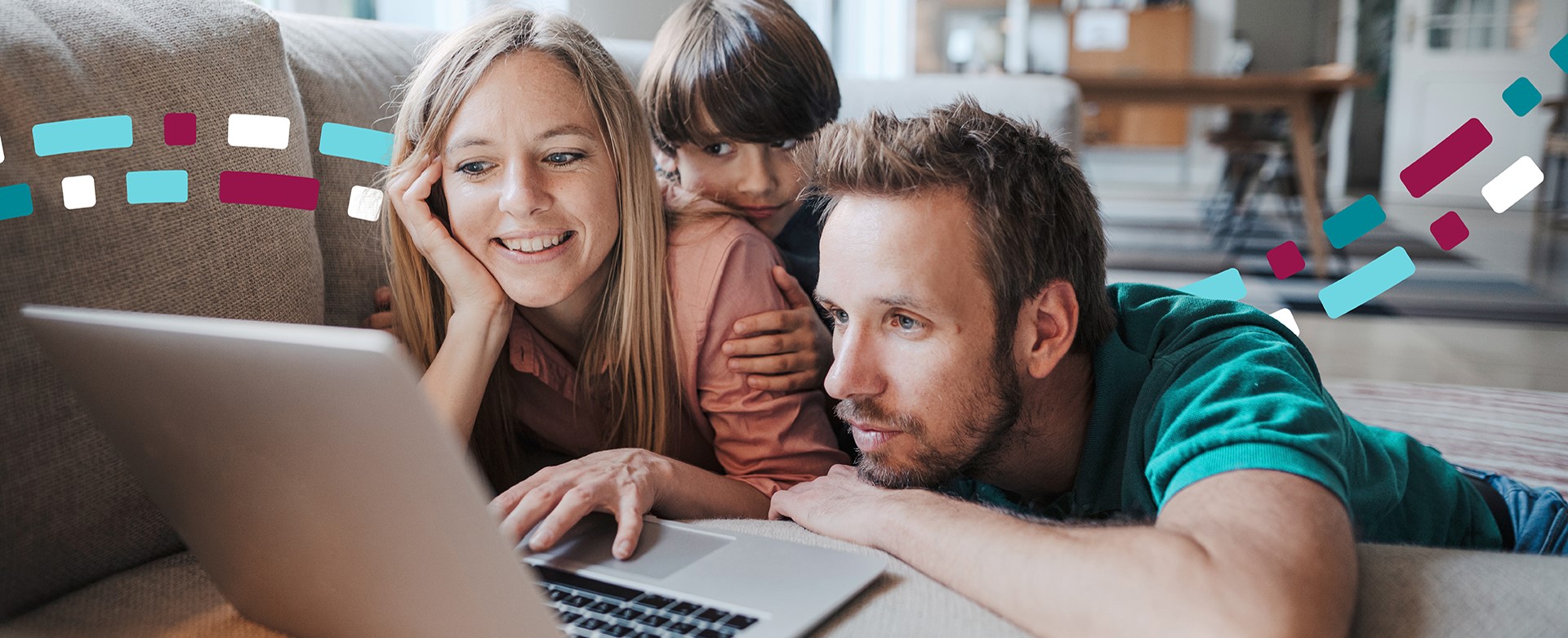 Produktbild Glasfaser für Privatkunden - Familie schaut gemeinsam auf den Laptop