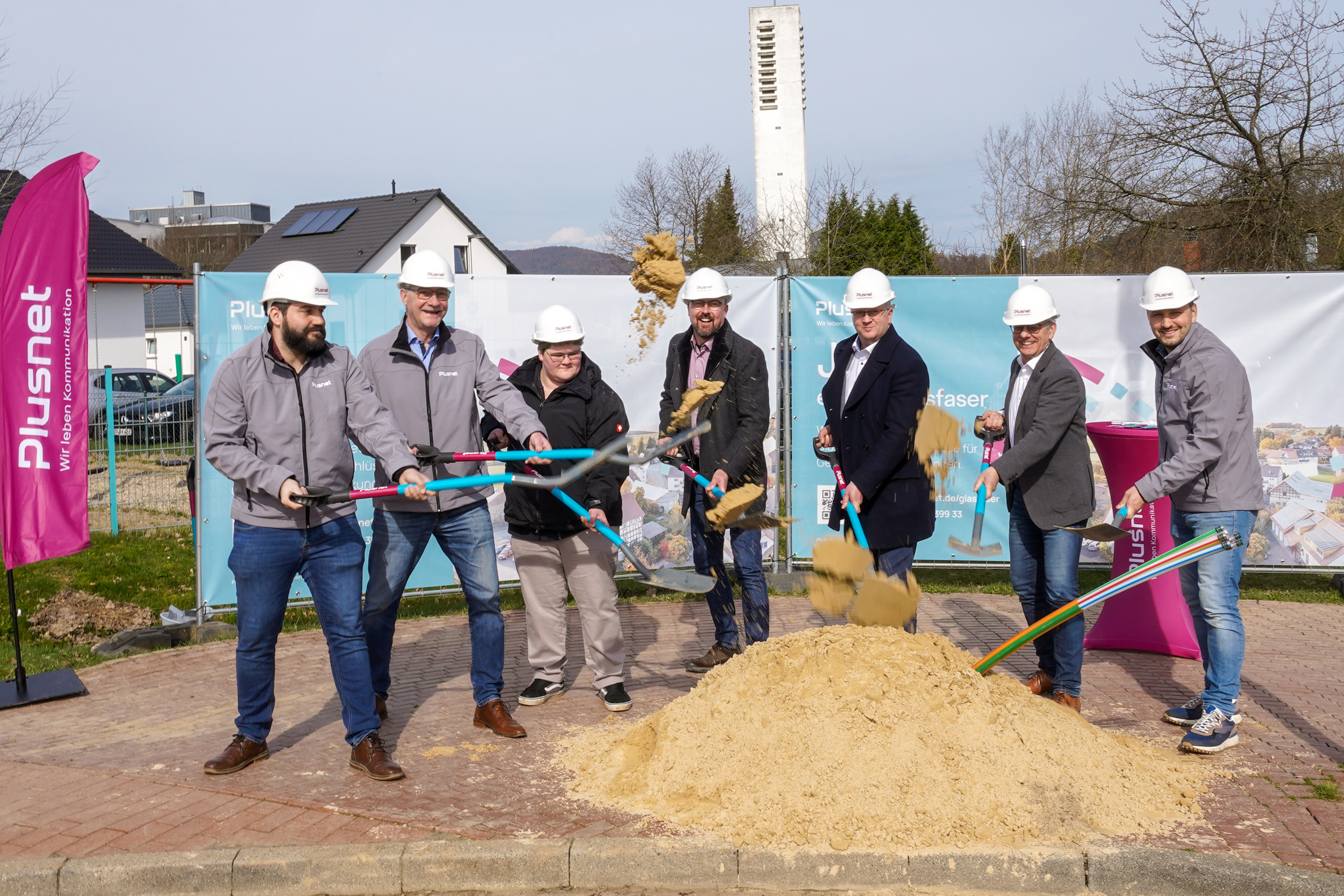 Gruppenfoto vom Spatenstich Glasfaserausbau Bad Wildungen Reinhardshausen