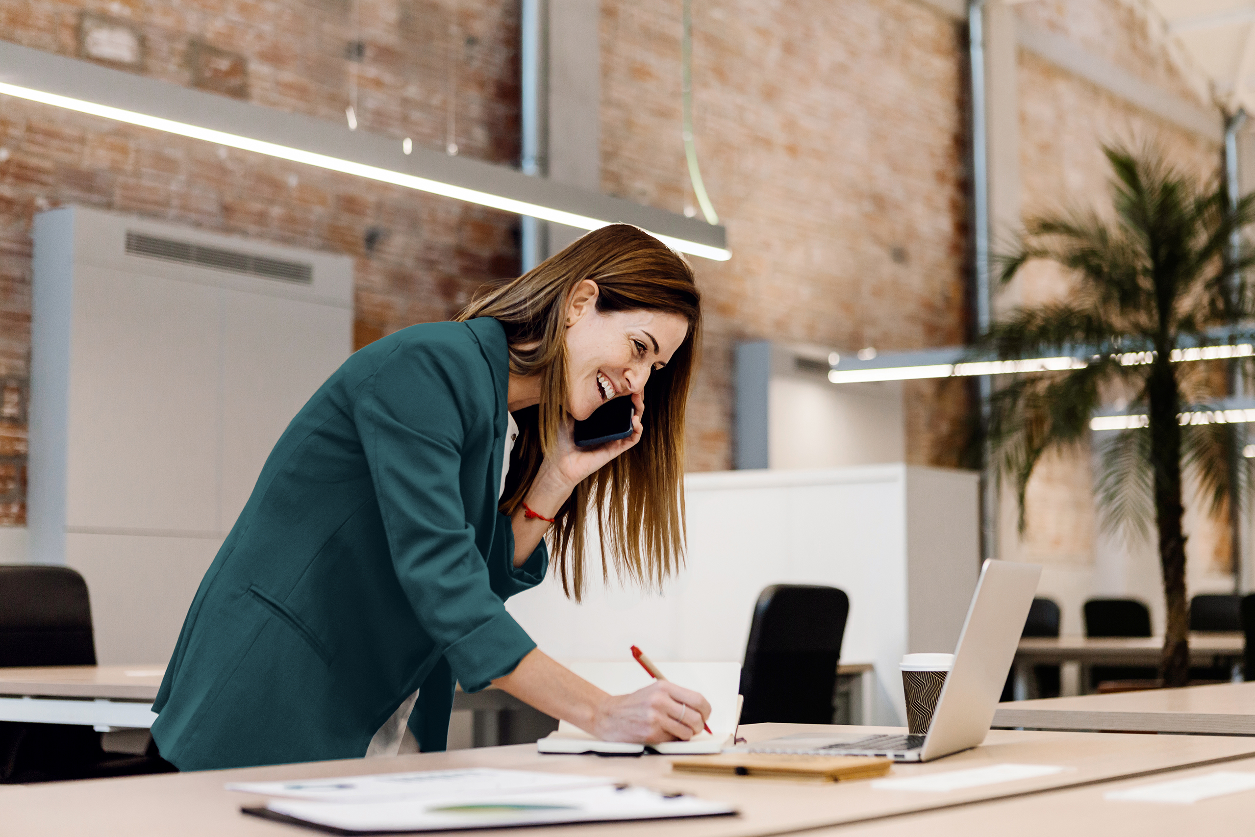 mittelstand frau am telefonieren am schreibtisch