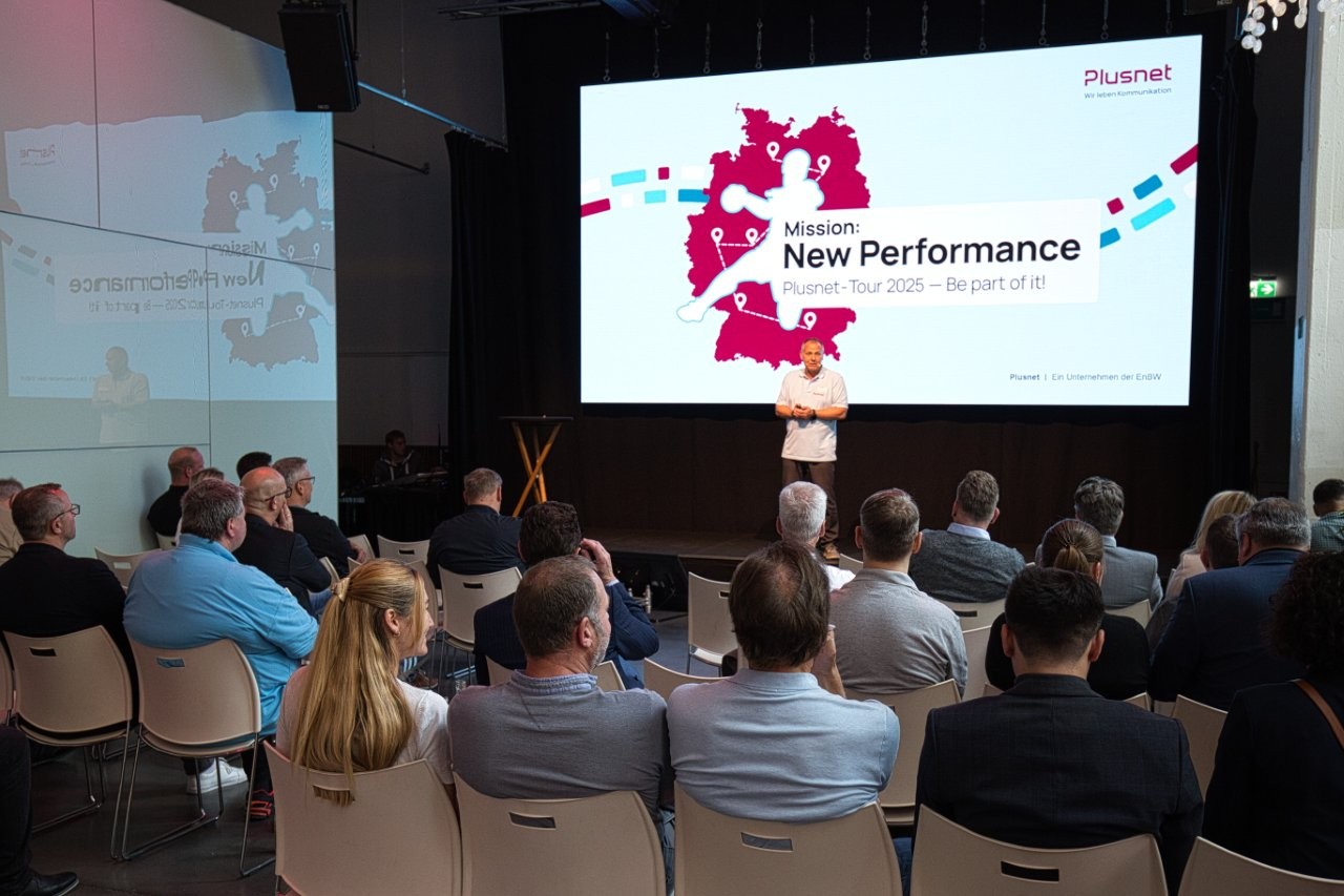 Max Kammerloher begrüßt die Plusnet Partner